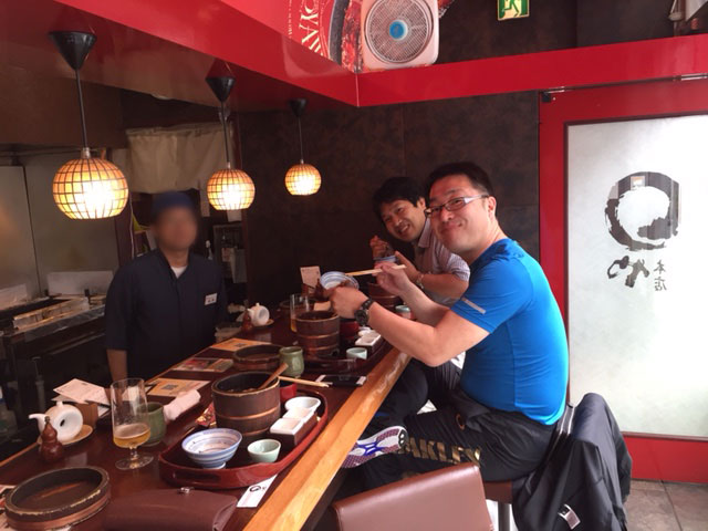 ひつまぶしを食べる早田宏徳さんと近藤智さん