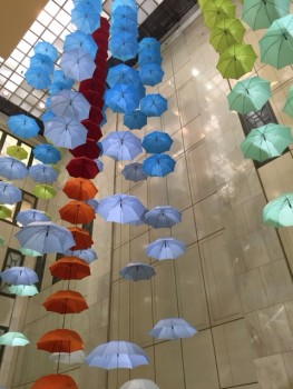 レインボー色の傘
