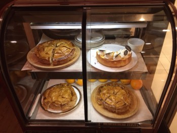 焼きたてのアップルパイとチーズケーキ