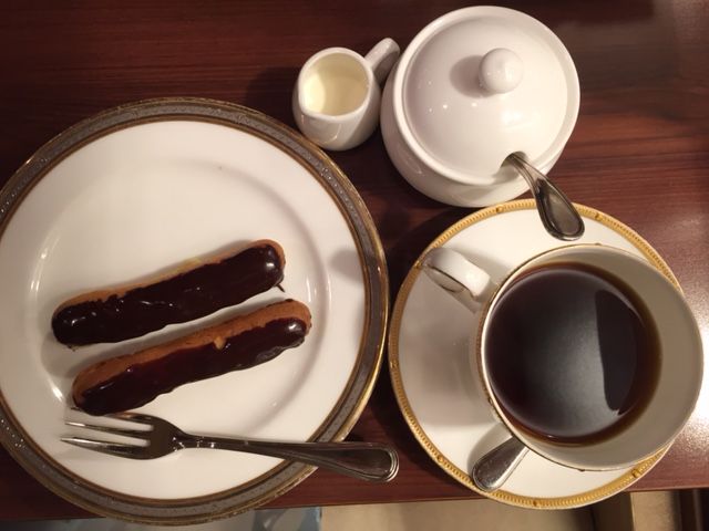 コーヒーとtricoloreのエクレア